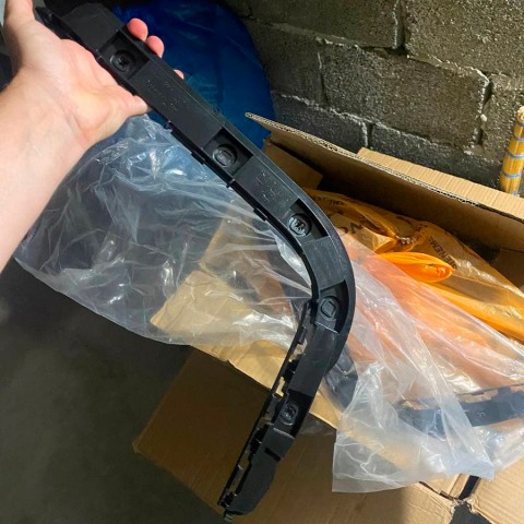 Кронштейн крепления заднего бампера Tesla Model 3-1