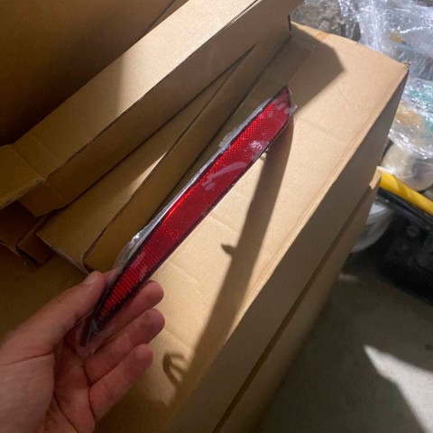 Отражатель заднего бампера Tesla Model 3 (левый, правый)-1