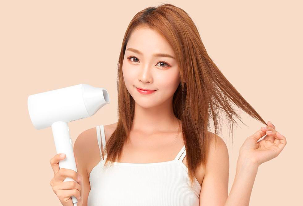 Фен для волос Xiaomi ShowSee Hair Dryer A1 в руках девушки